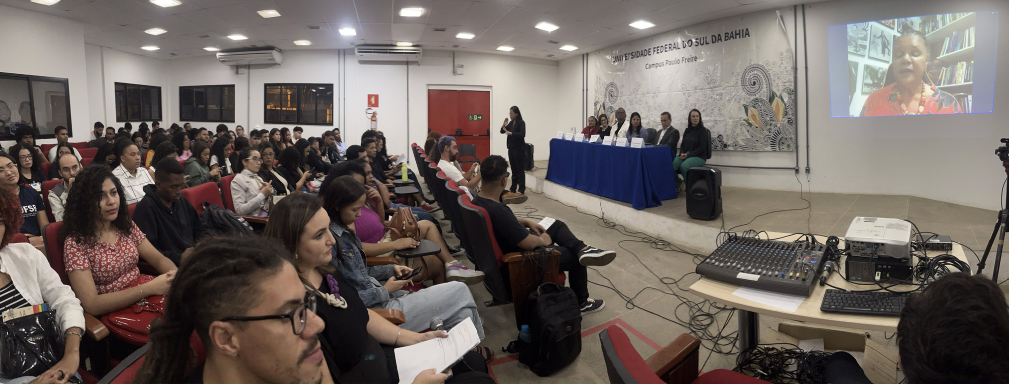 Comunidade do CPF e público em geral foram contemplados com programação variada e formativa (Crédito fotos: I Selic) Panoramica Mesa de abertura SELIC